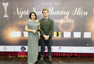 Hoa hậu thế giới doanh nhân Tô Thị Phượng (trái), giám đốc thẩm mỹ Hồng Kông nhận cúp vàng Ngôi sao thương hiệu
